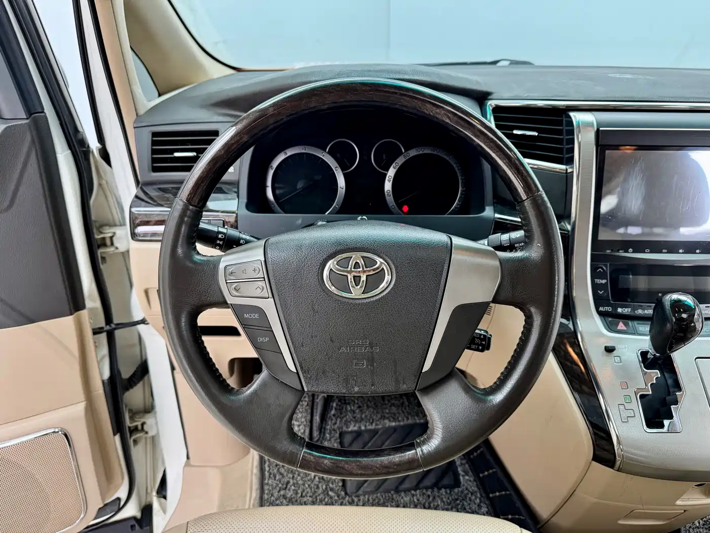 Toyota Alphard фото 18