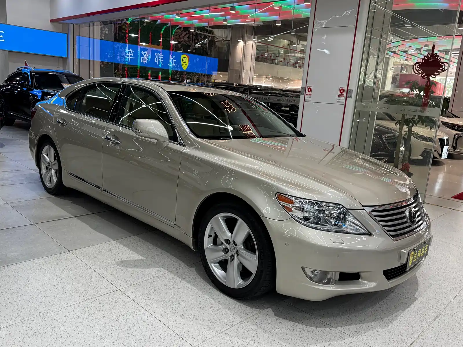 Фото 3 - Lexus LS