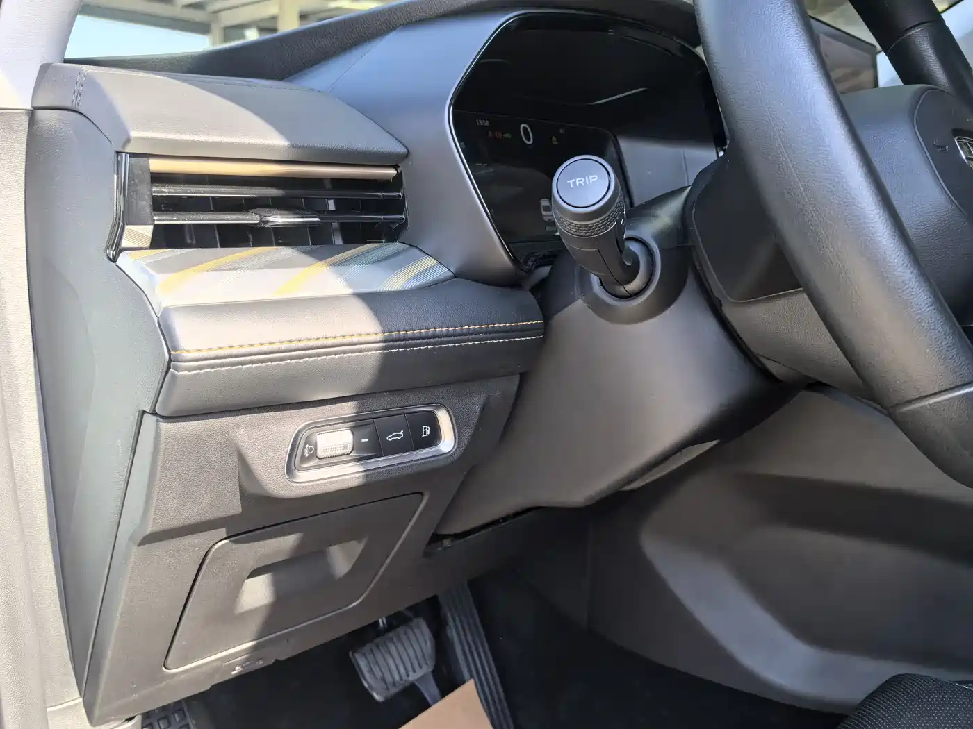 Geely Emgrand L HiP 2024 2024 Model Soaring Dragon Edition 1.5TD-DHT Pro 100KM Surpassing Type
