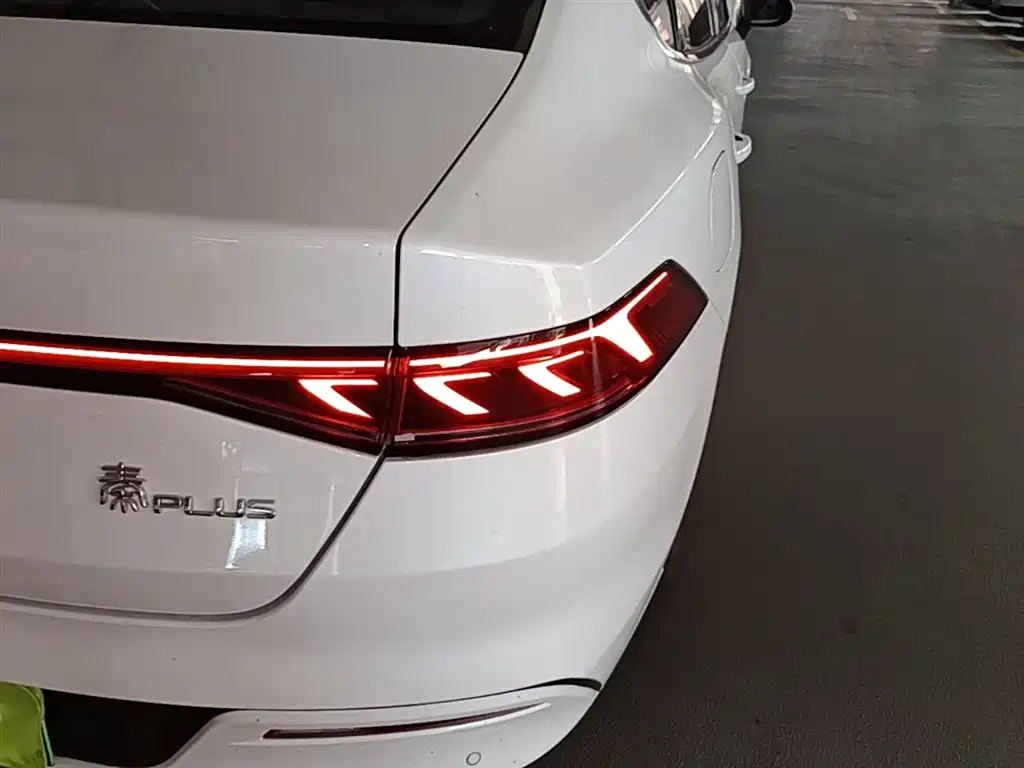 BYD Qin PLUS 2024 Glory Edition DM-i 55KM Leading фото 8