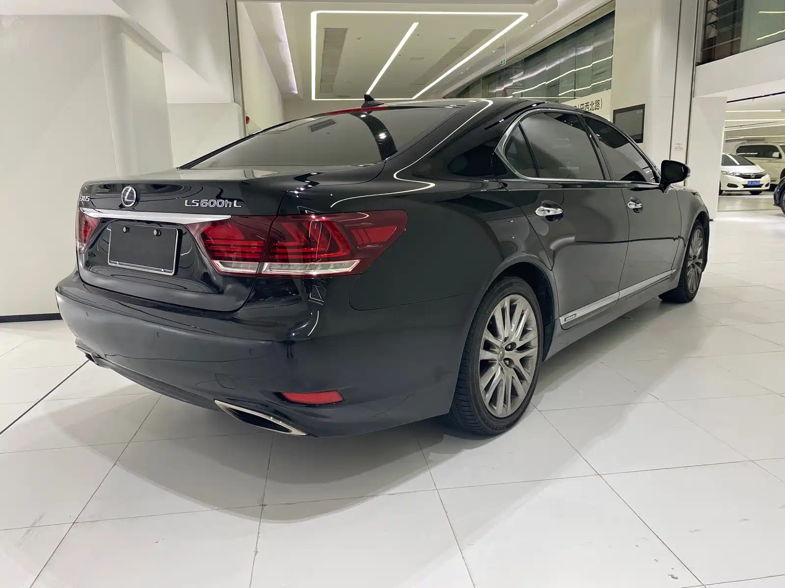 Фото 3 - Lexus LS
