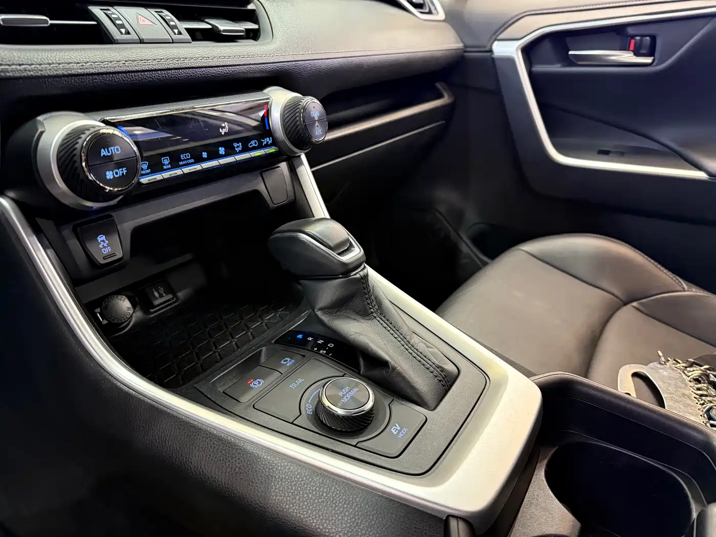Toyota Wildlander 2021 Hybrid 2.5L E-CVT AWD Luxury Edition фото 16