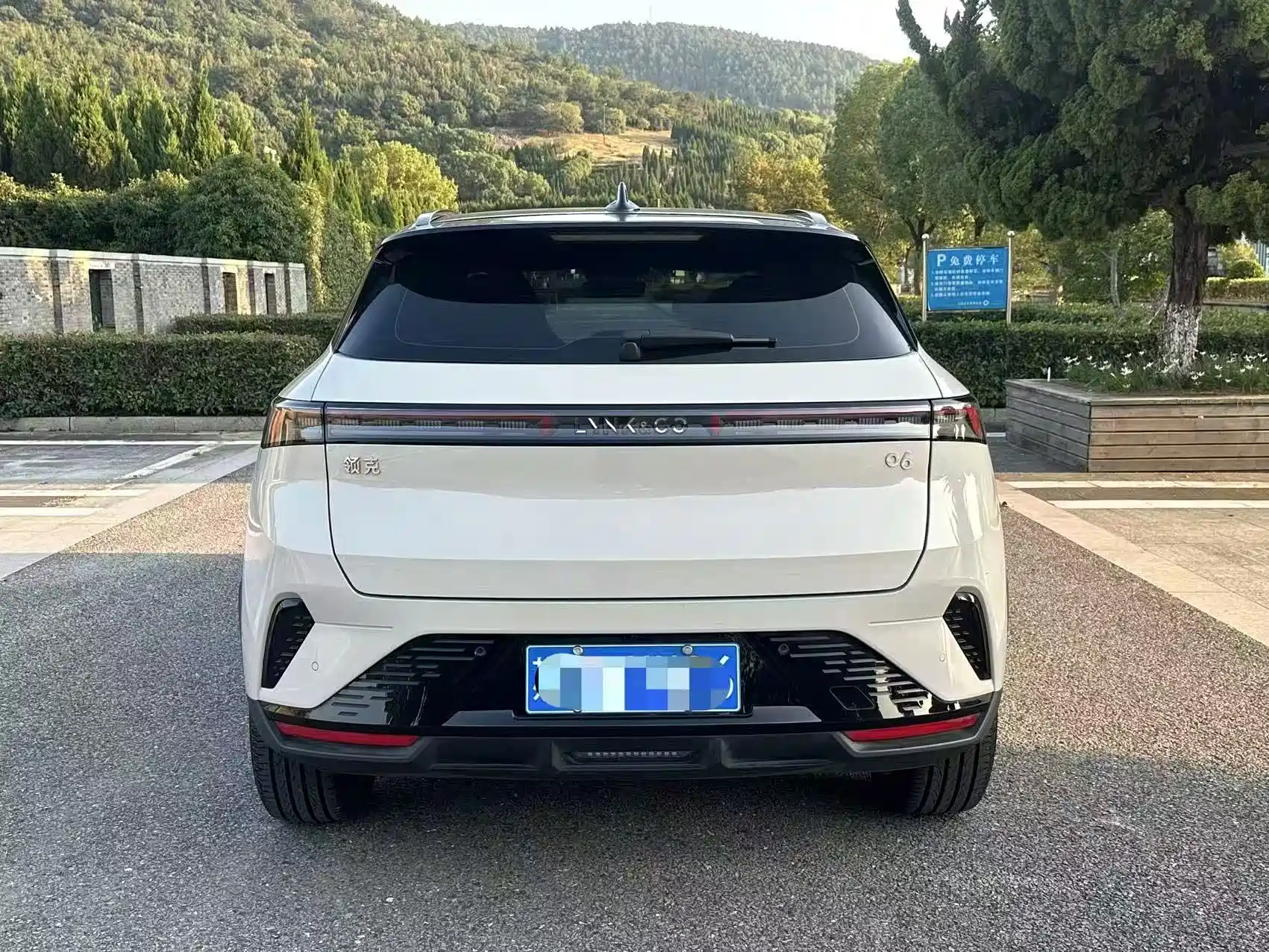Photo 10 - Lynk & Co 06