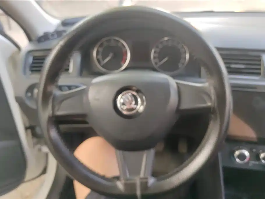 Škoda Skoda Rapid Spaceback 2016 Facelift 1.6L Manual Forward Edition фото 15