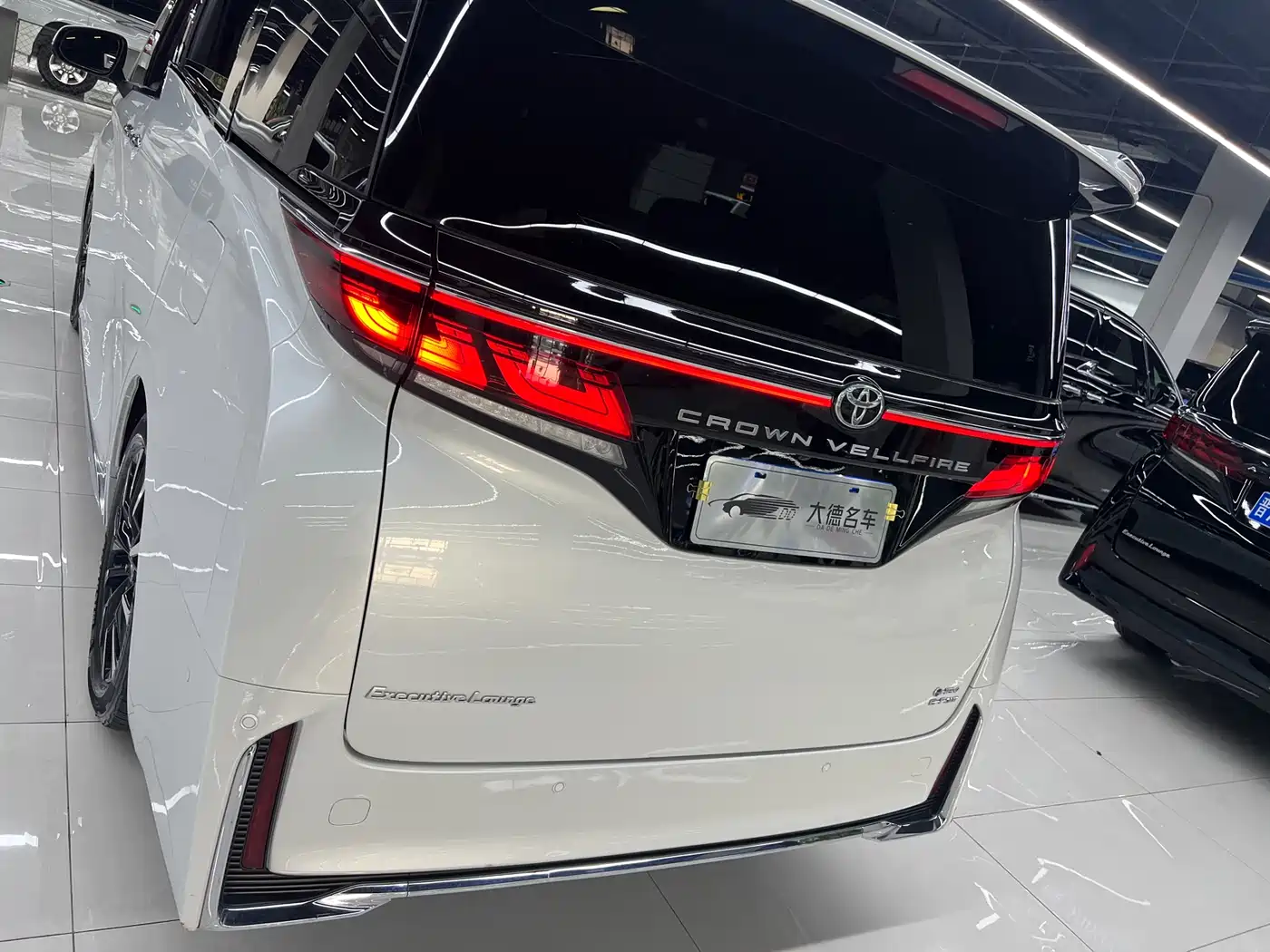 Toyota Vellfire 2024 Crown Hybrid 2.5L Executive Premium Edition фото 7