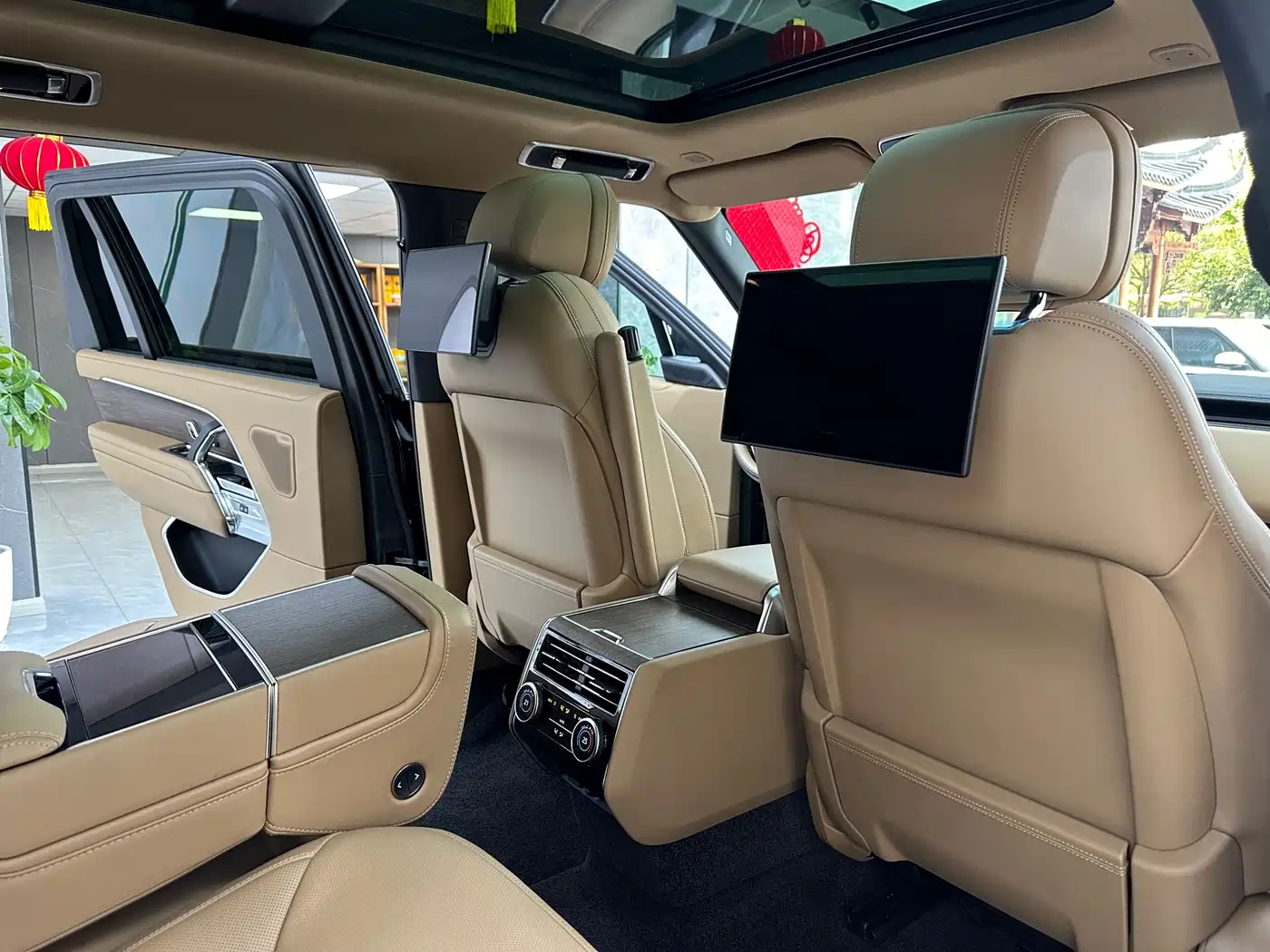 Land Rover Range Rover 2024 3.0 L6 400PS Genesis Extended фото 14