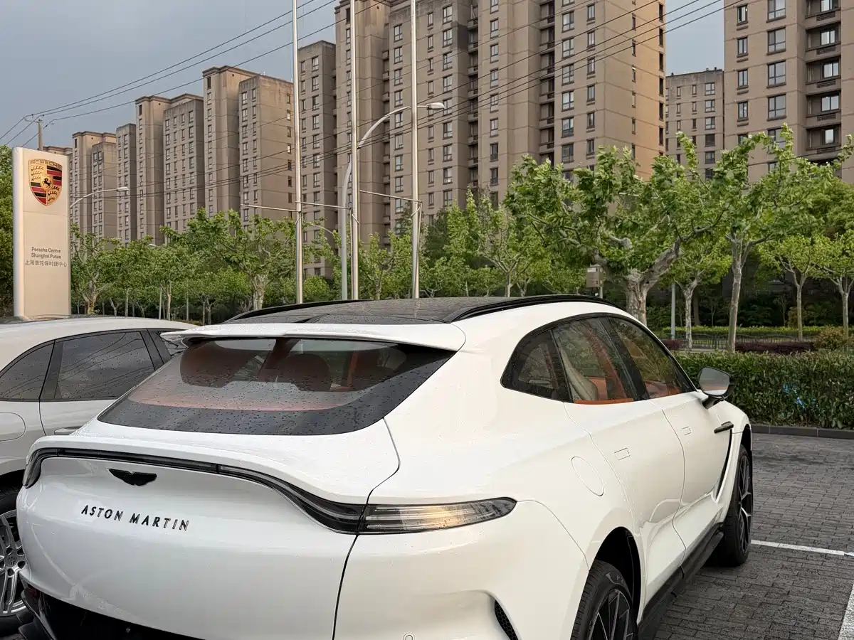 Aston Martin DBX 2026 2025 4.0T V8 707