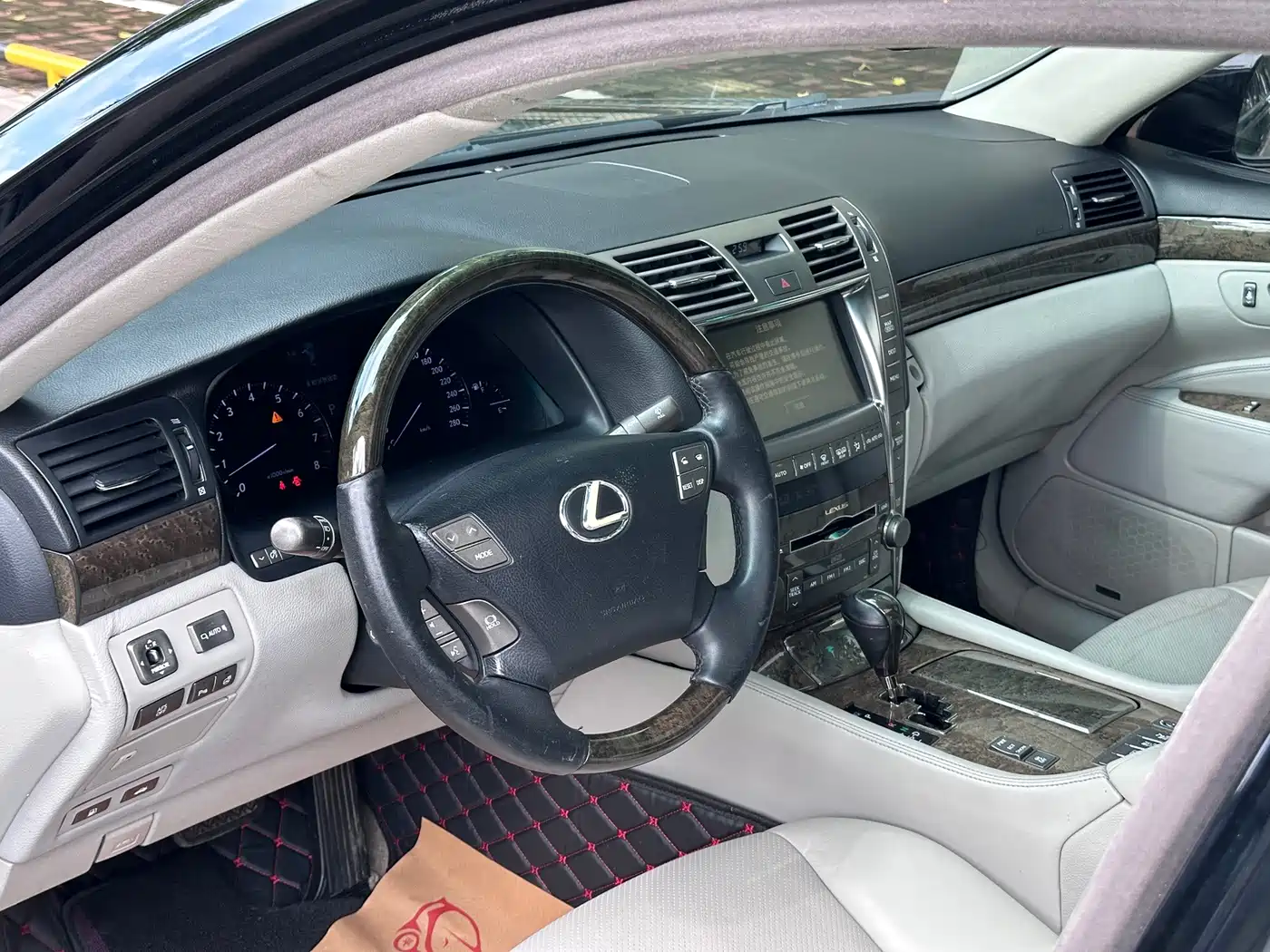 Фото 6 - Lexus LS