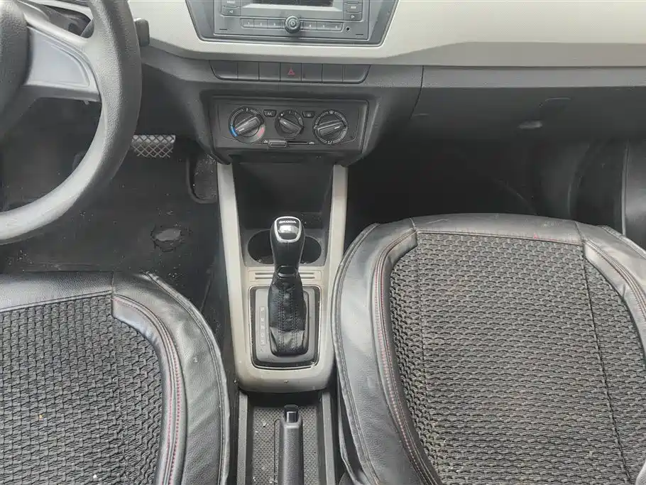 Škoda Fabia 2015 1.4L Automatic Advance Edition фото 16