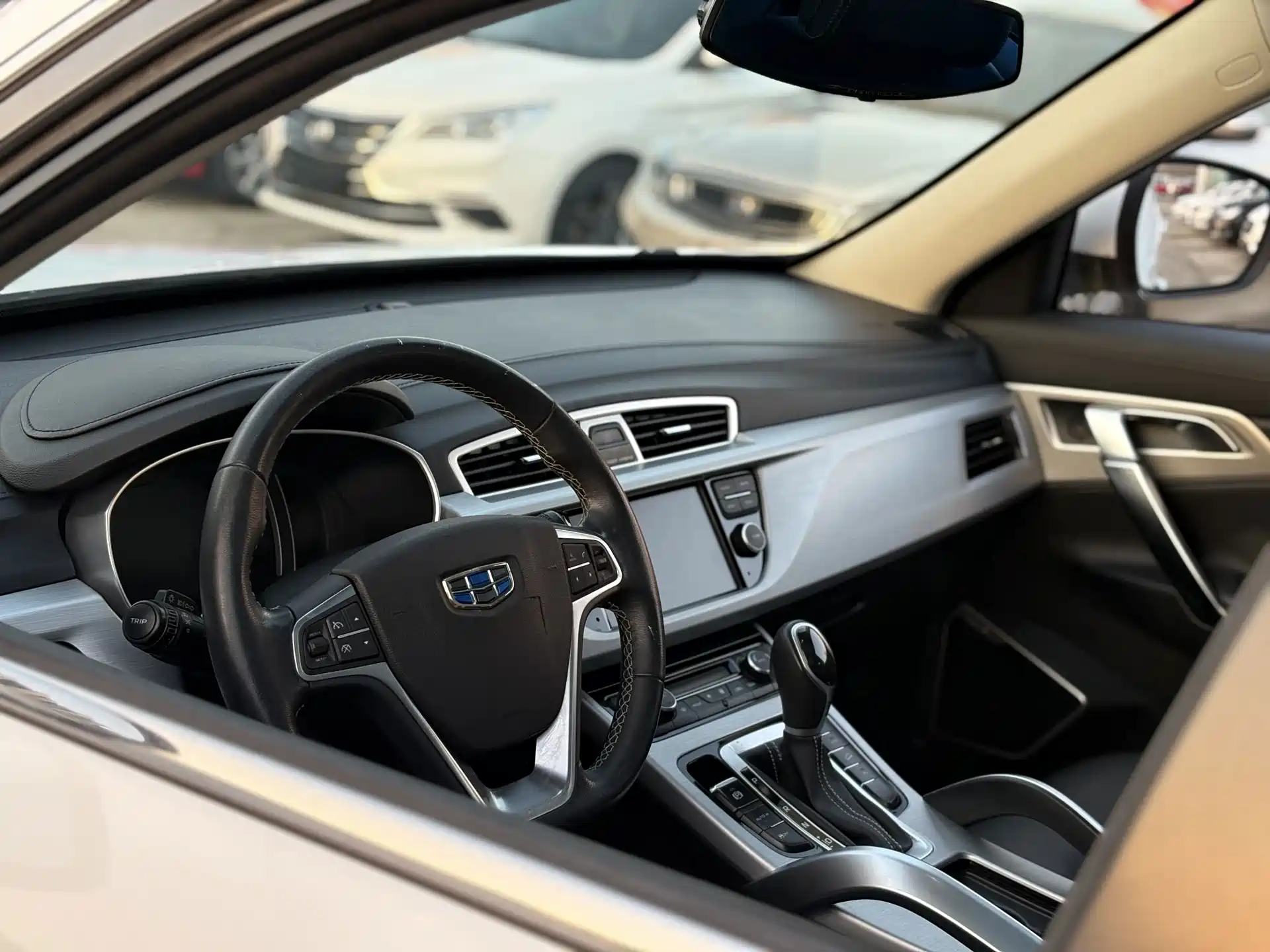 Фото 2 - Geely Atlas