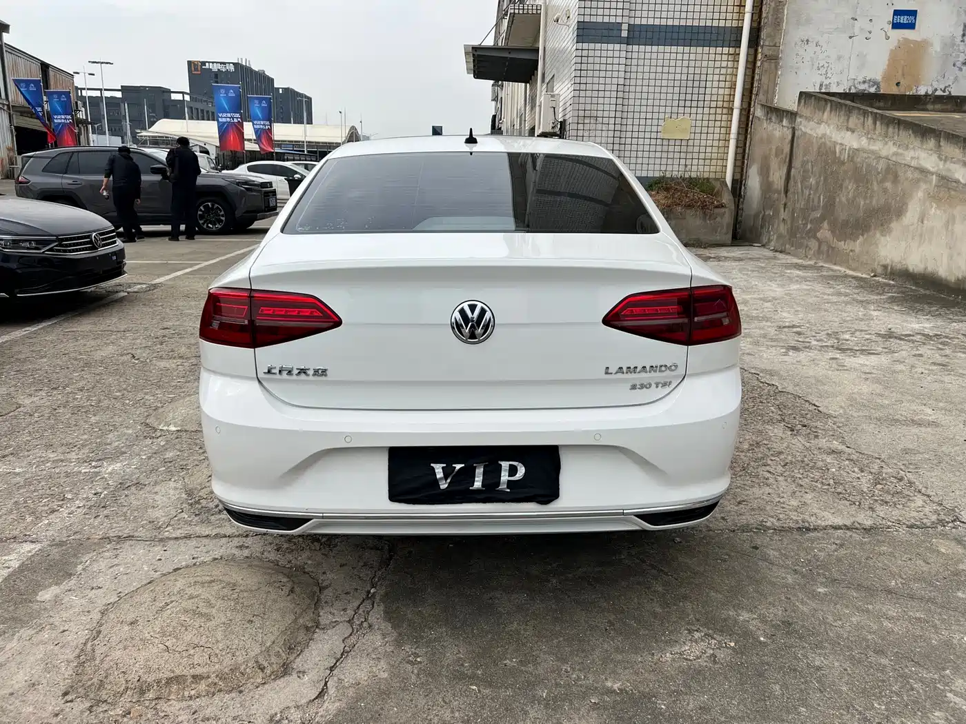 صورة 15 - Volkswagen Lamando