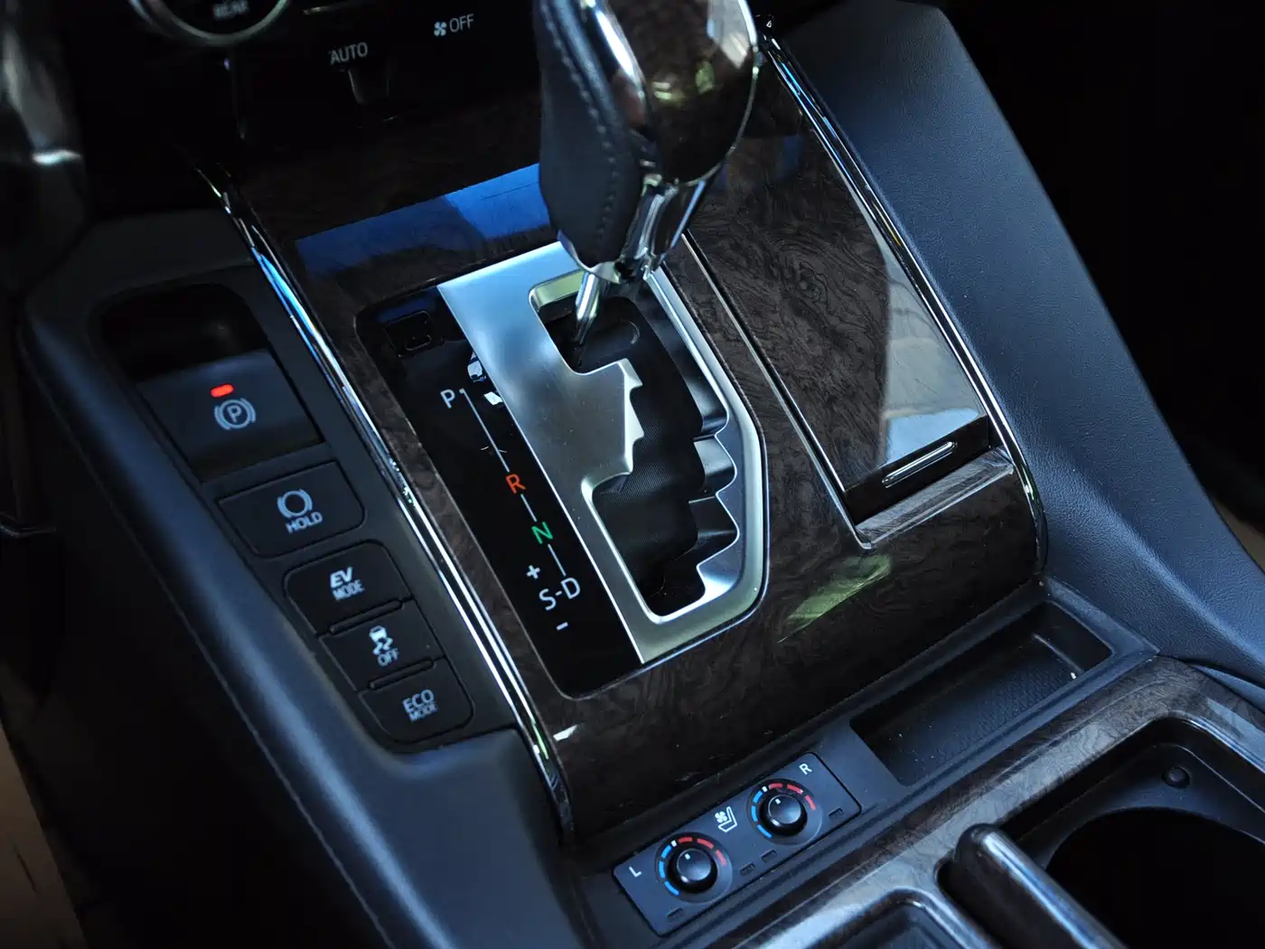 Toyota Alphard 2020 Hybrid 2.5L Premium Edition фото 16