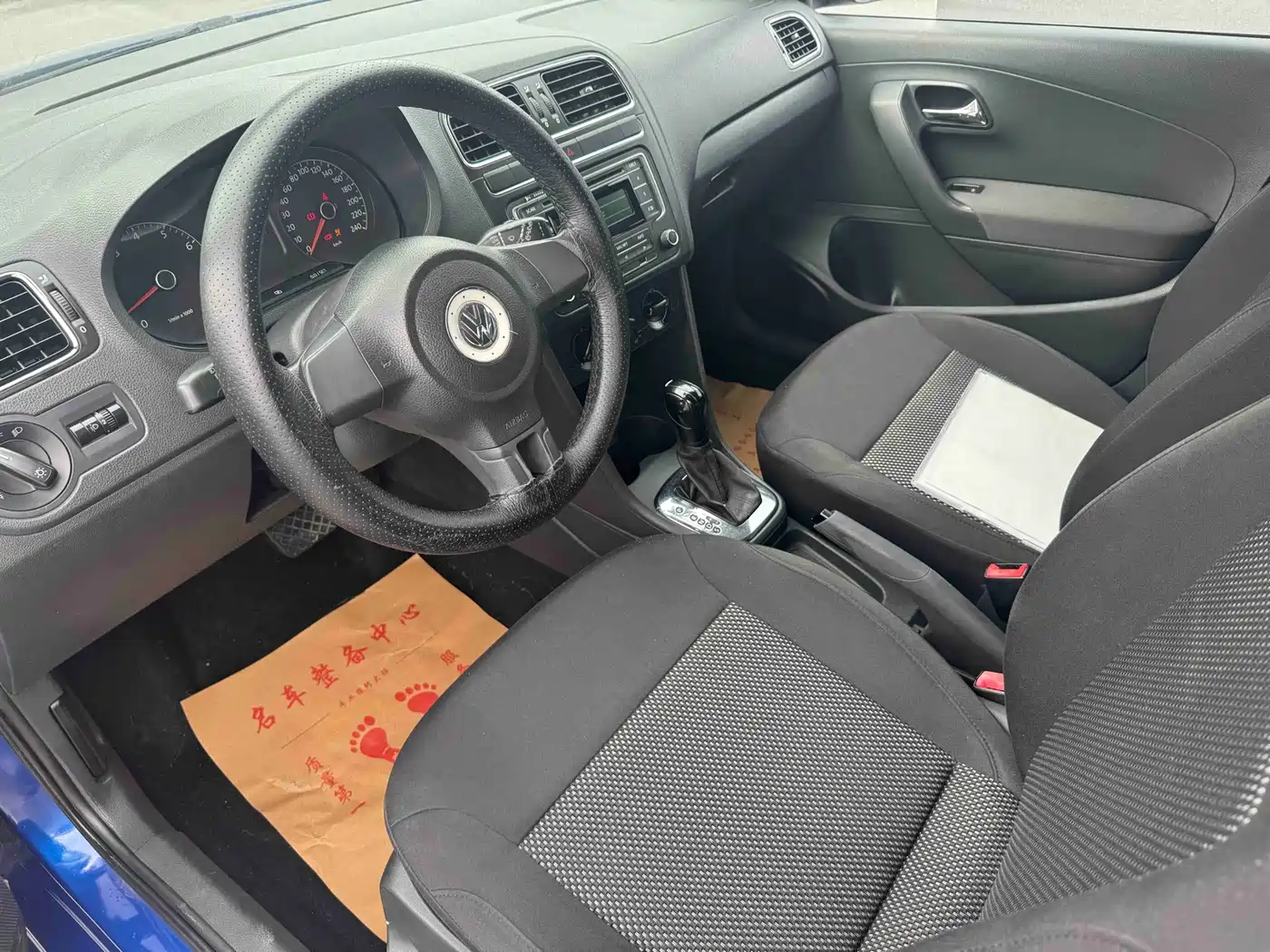 Volkswagen Polo 2011 1.4L Automatic Style Edition фото 9