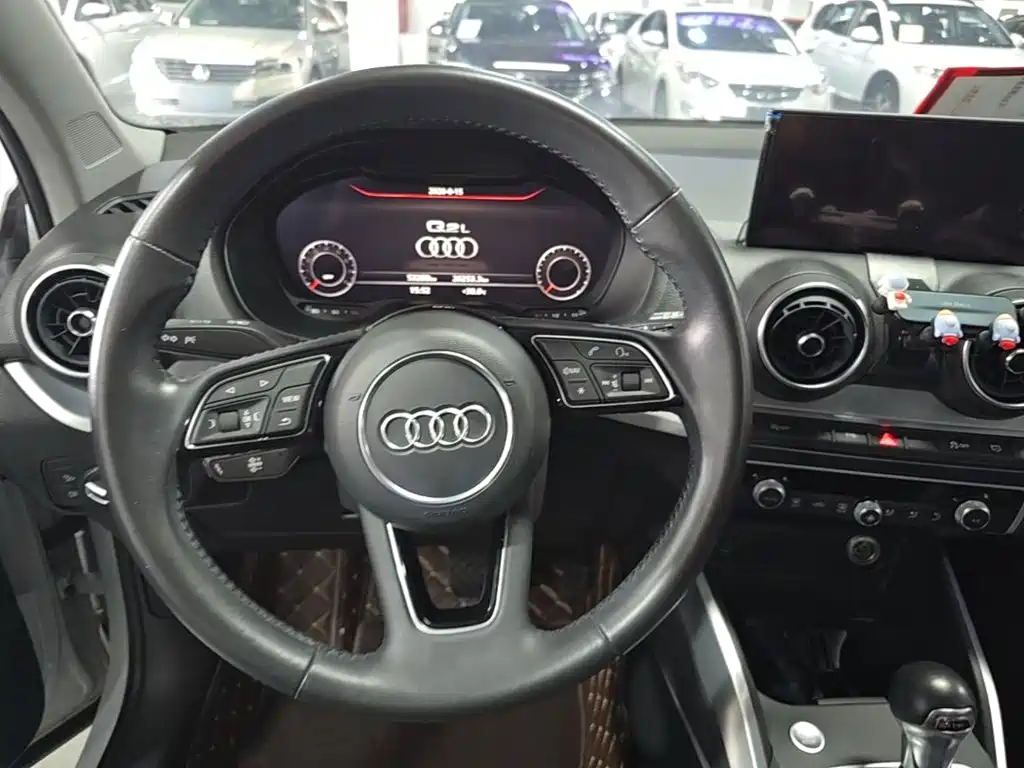 Photo 11 - Audi Q2L