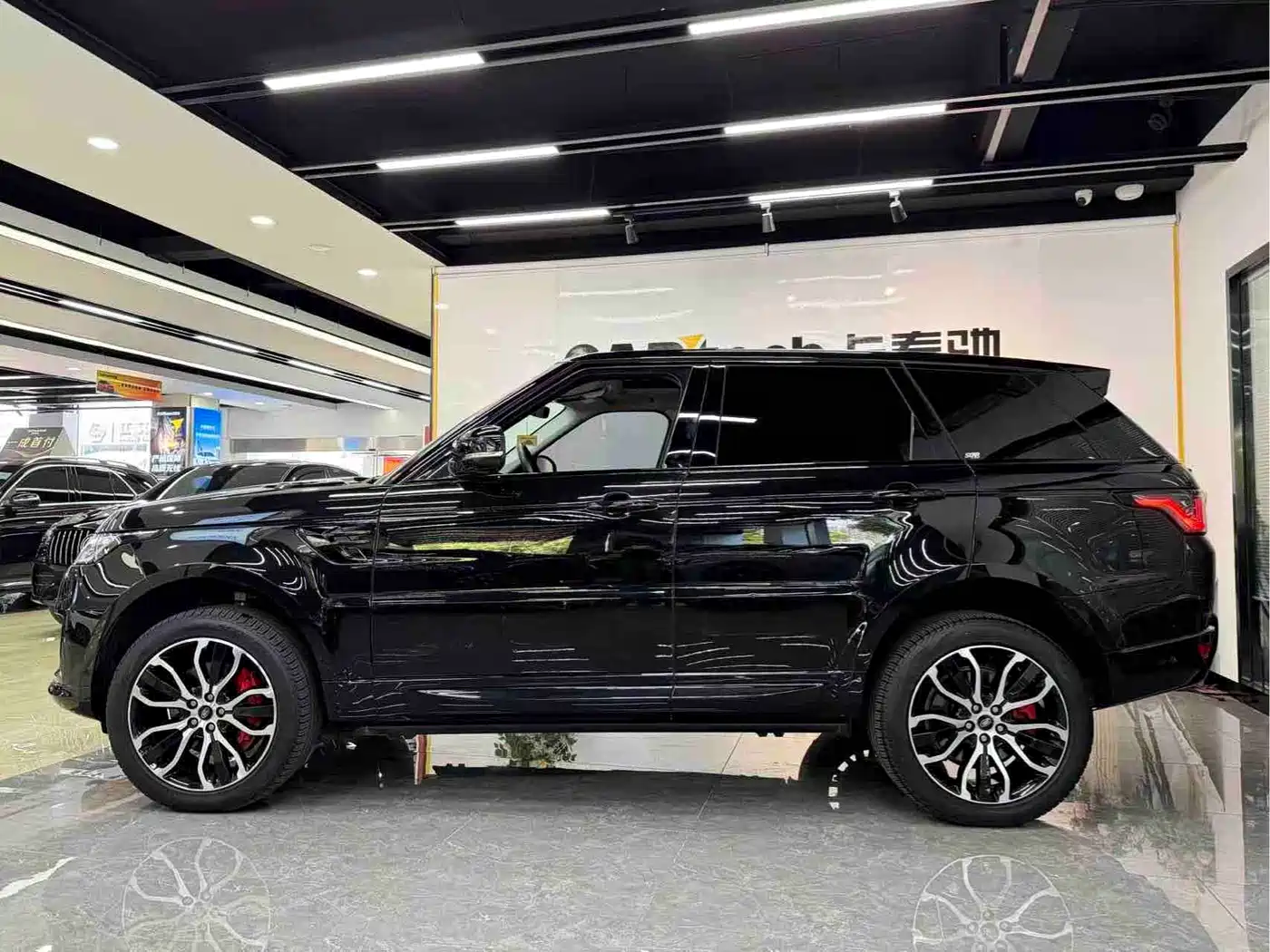 Land Rover Range Rover Sport 2022 3.0 L6 Gloss Black Edition фото 4