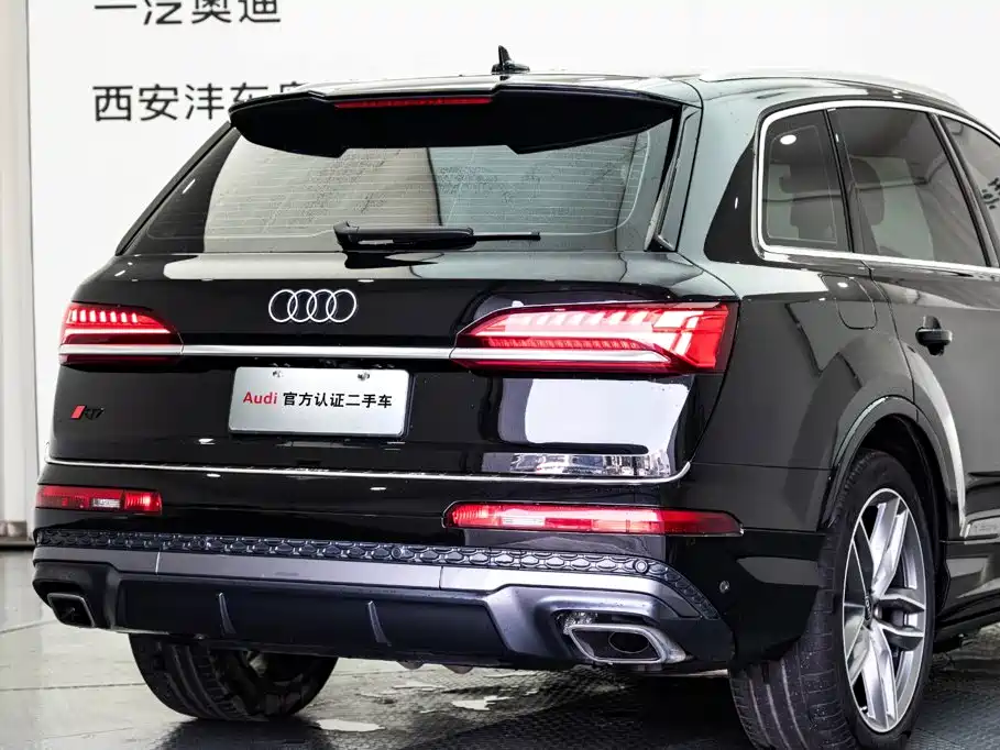 Фото 23 - Audi Q7