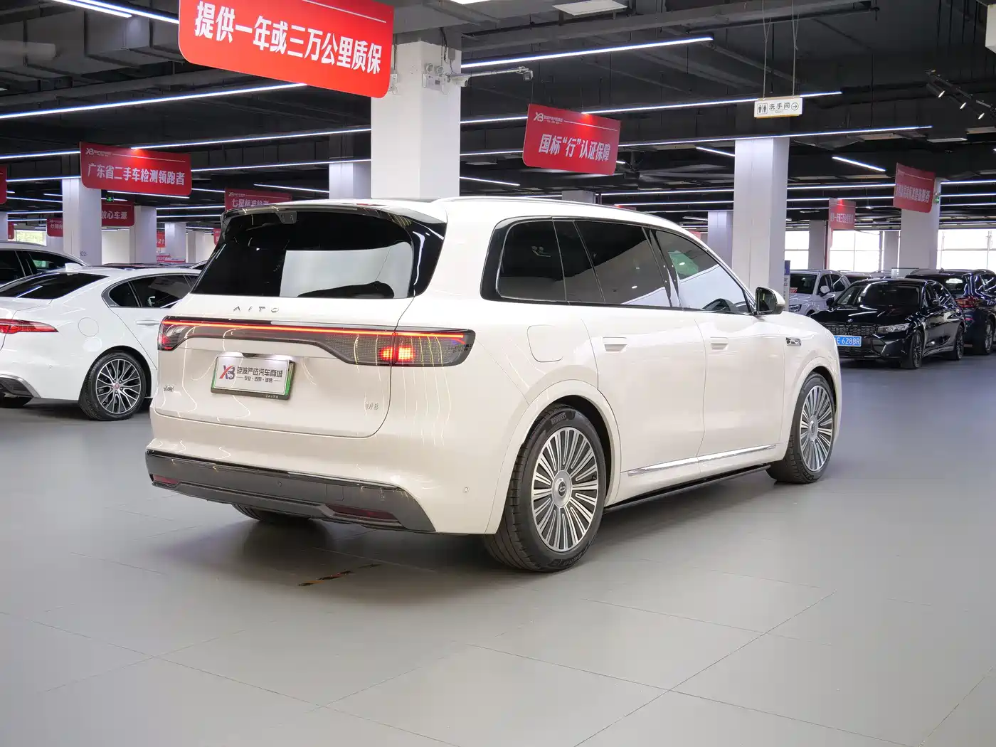AITO Wenjie AITO M8 2025 Model Extended Range Max Edition 37kWh 6-Seater фото 7