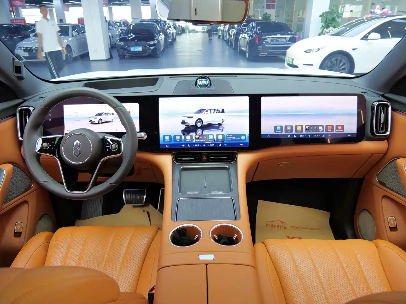 AITO Wenjie AITO M8 2025 Model Extended Range Max Edition 37kWh 6-Seater фото 21