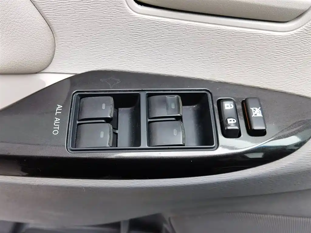 Toyota Sienna 2013 3.5L 4WD Automatic фото 21