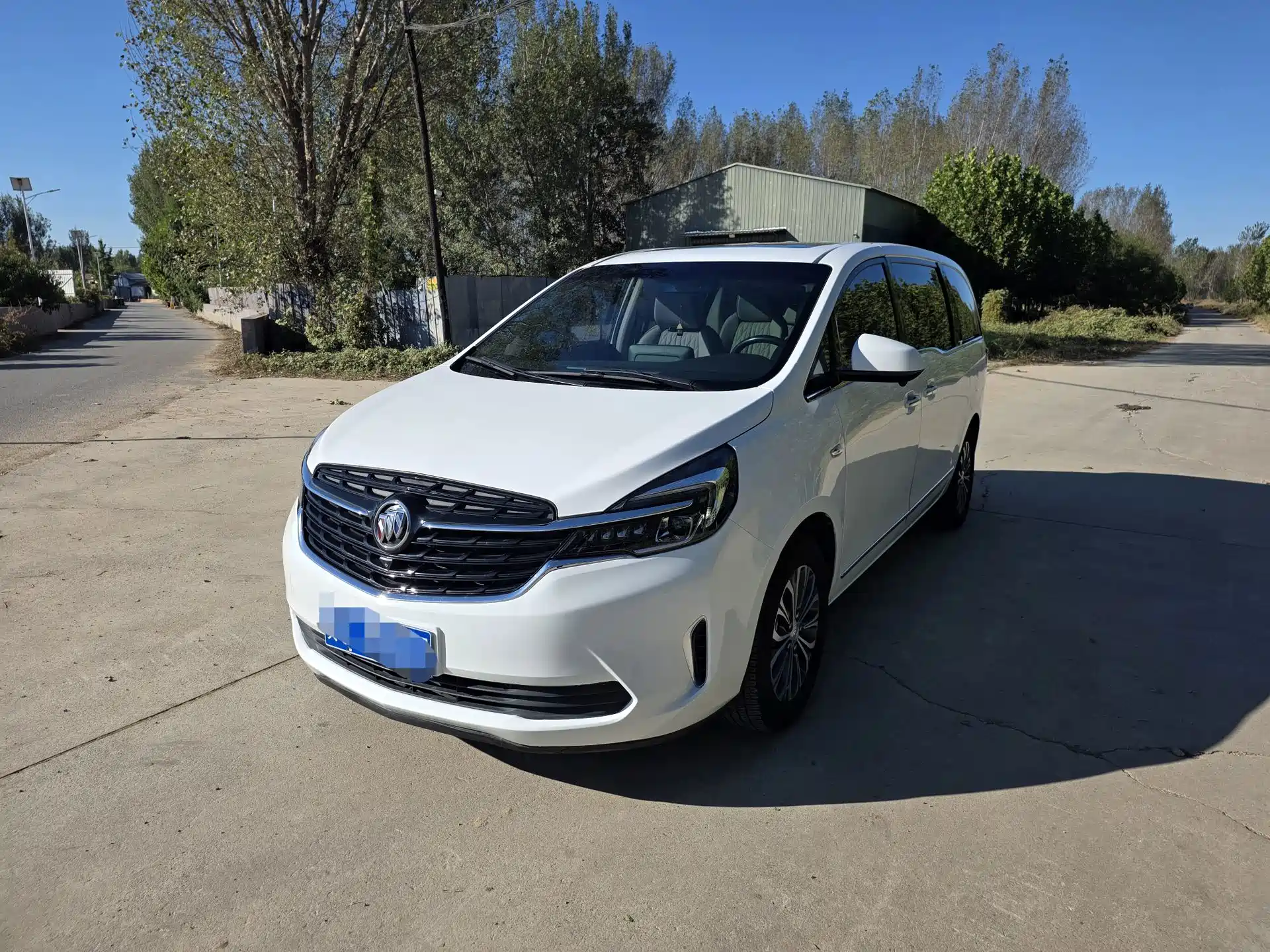 Photo 1 - Buick GL8