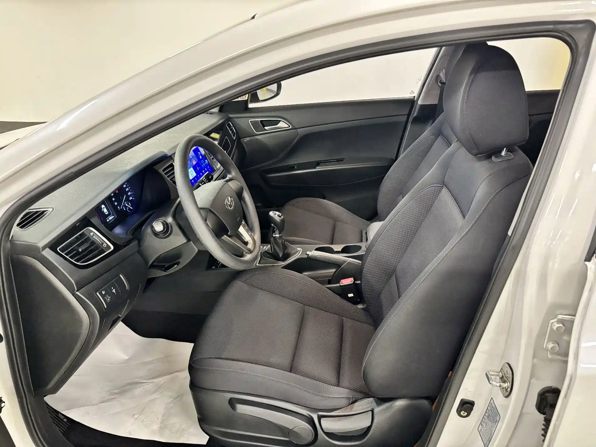 Photo 3 - Hyundai Mistra