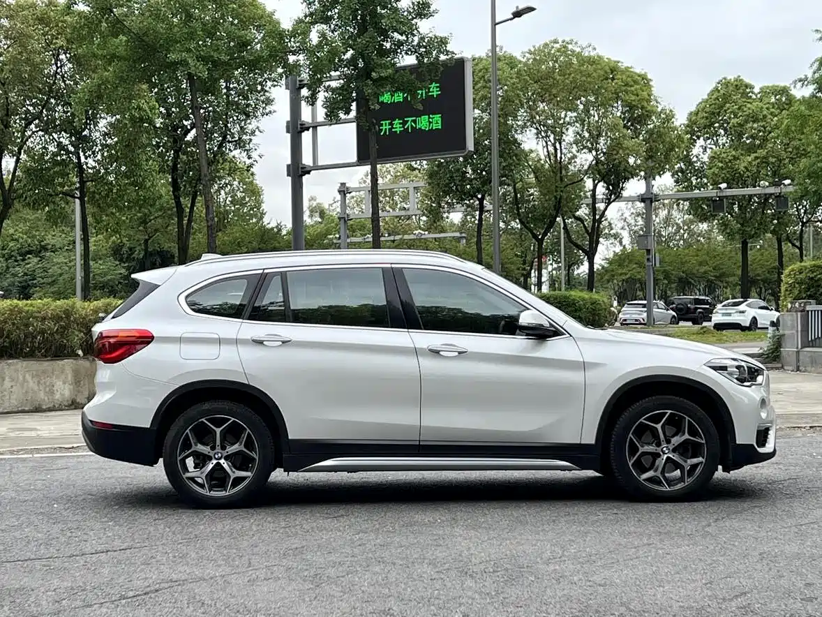 BMW X1 2018 sDrive18Li Premium Model фото 10