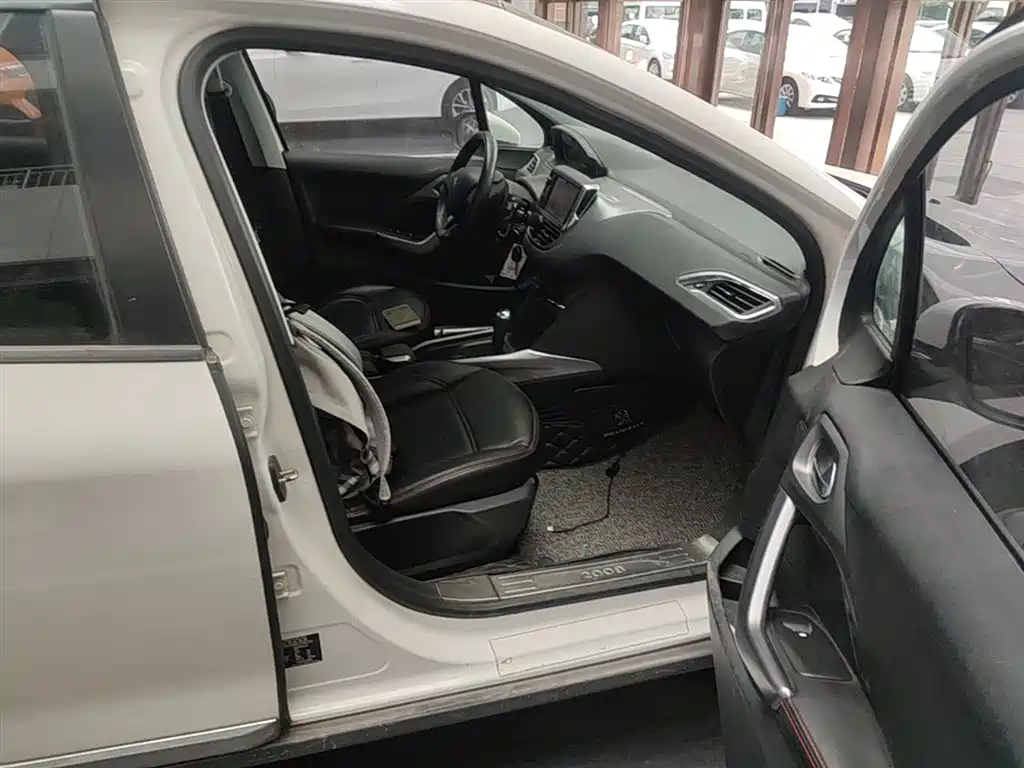 Peugeot 2008 2014 1.6L Automatic Fashion Edition фото 25