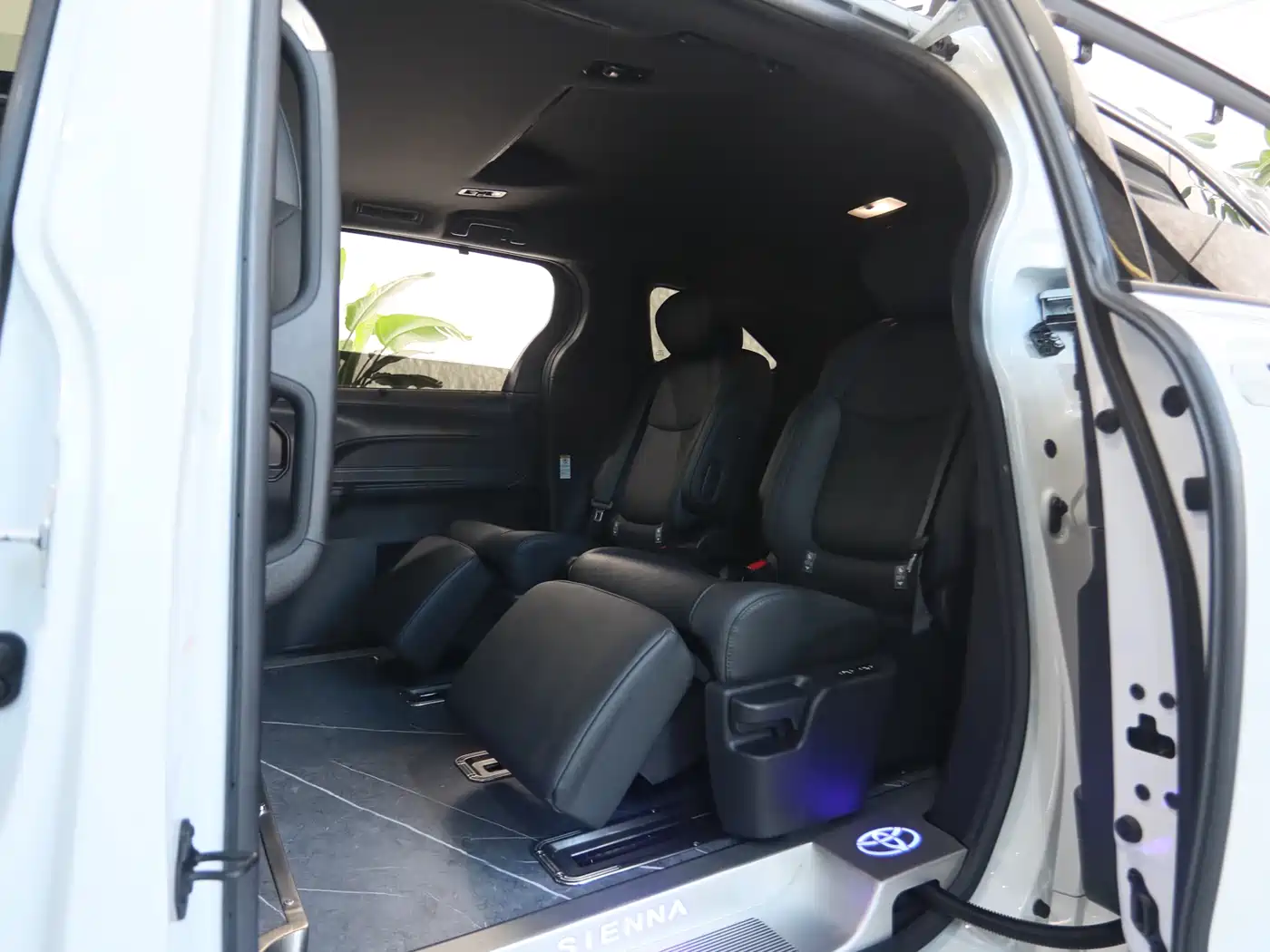 Toyota Sienna 2023 2.5L Hybrid Premium Edition фото 14