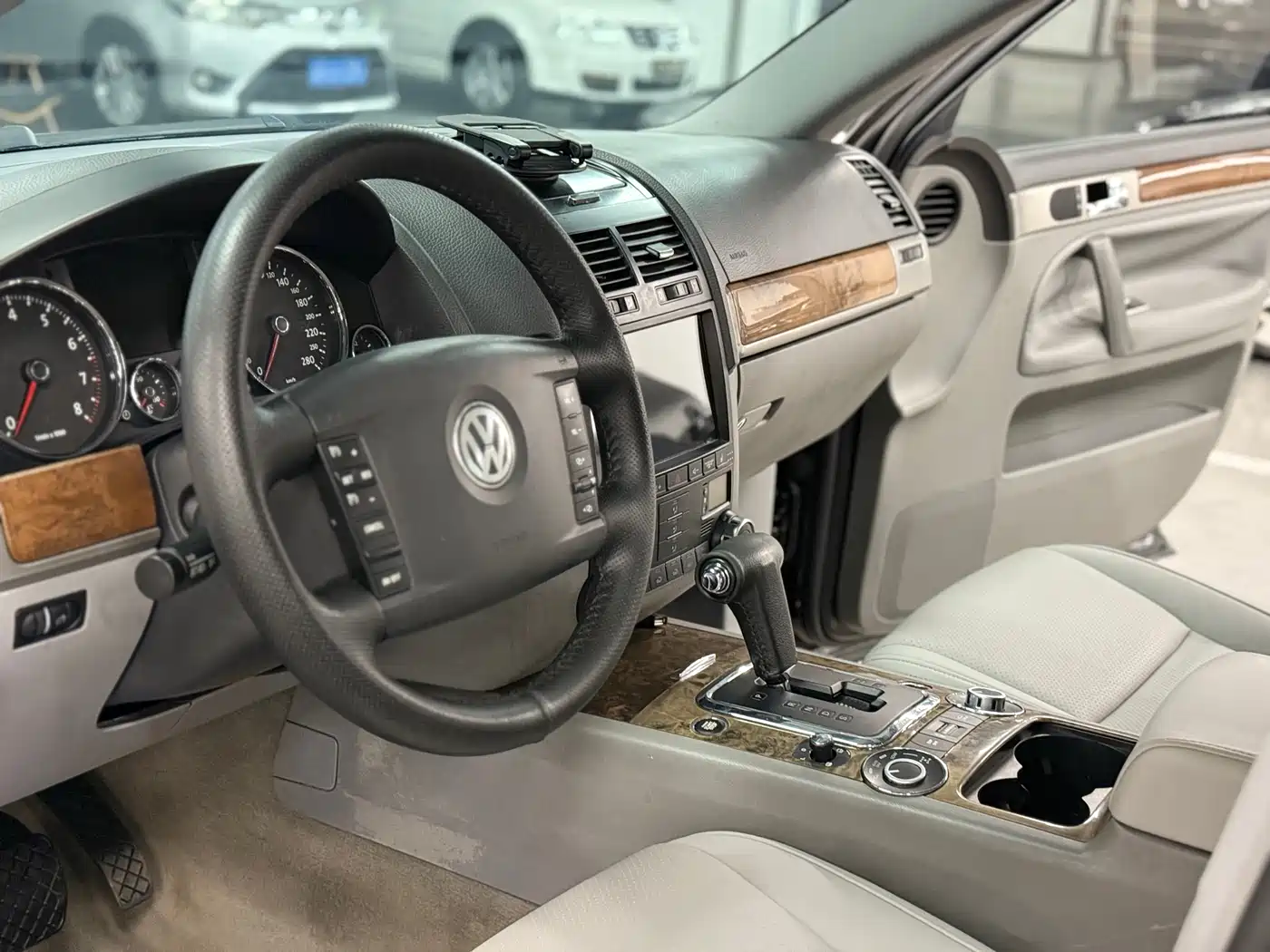 Volkswagen Touareg 2010 3.6 Limited Luxury Edition фото 8