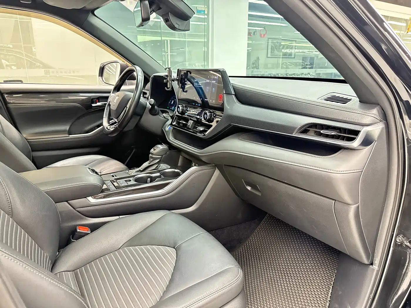 Toyota Crown Kluger 2021 2.5L HEV 4WD Premium фото 36
