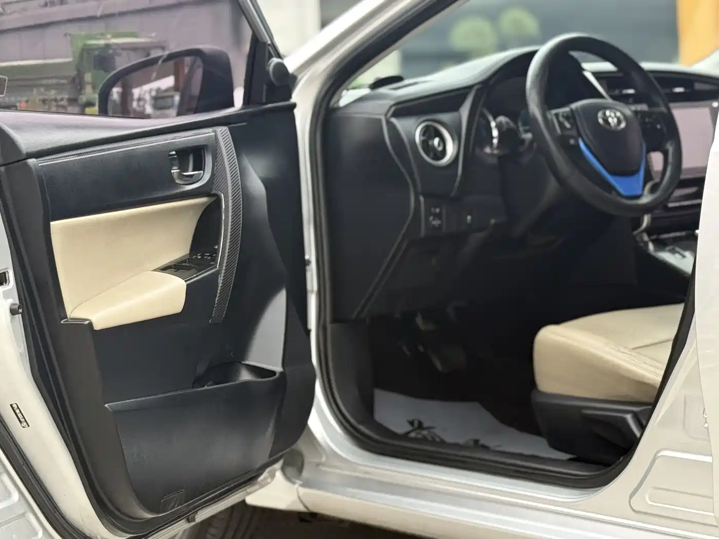 Toyota Corolla 2017 Facelift Hybrid 1.8L E-CVT Leading Edition фото 8