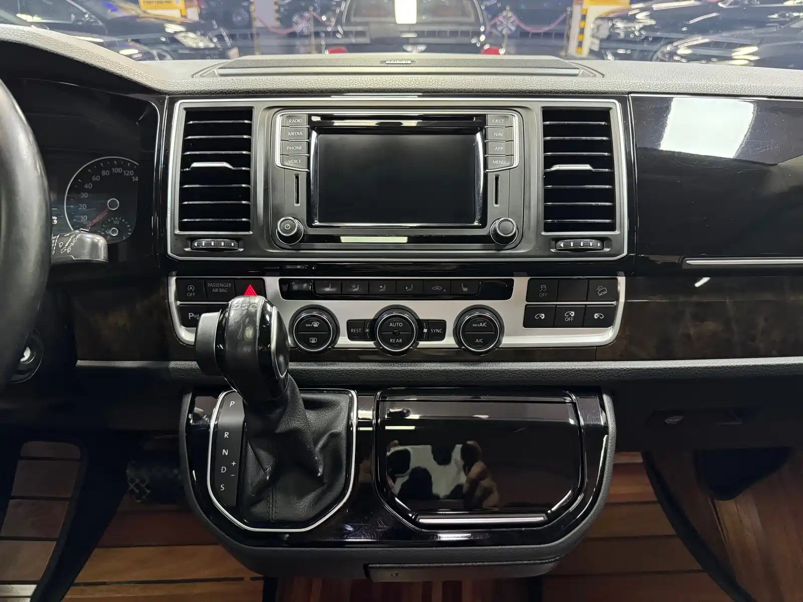 Фото 23 - Volkswagen Multivan