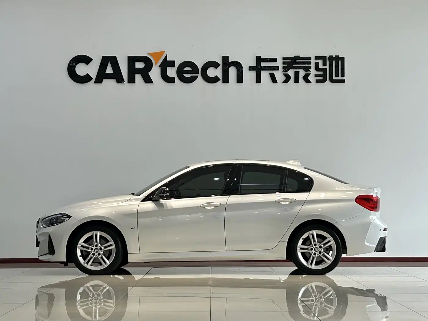 BMW 1 Series 2021 120i M Sport Shadow Edition фото 4
