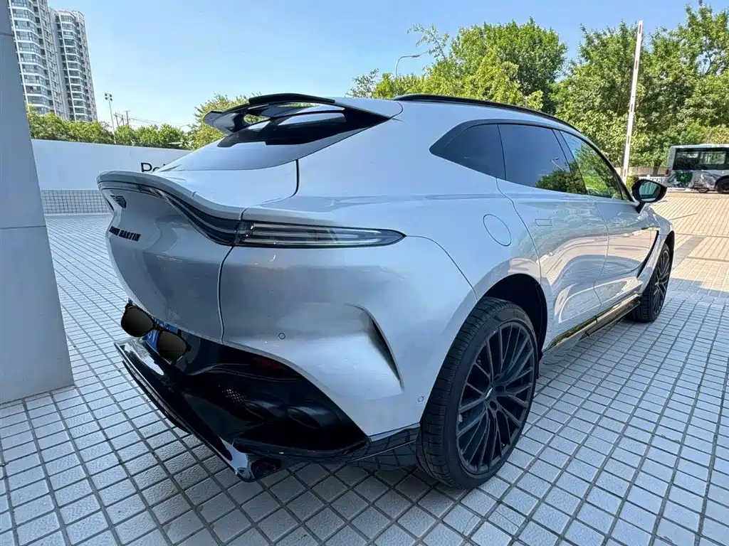Aston Martin DBX 2023 Model 4.0T V8 707 фото 3