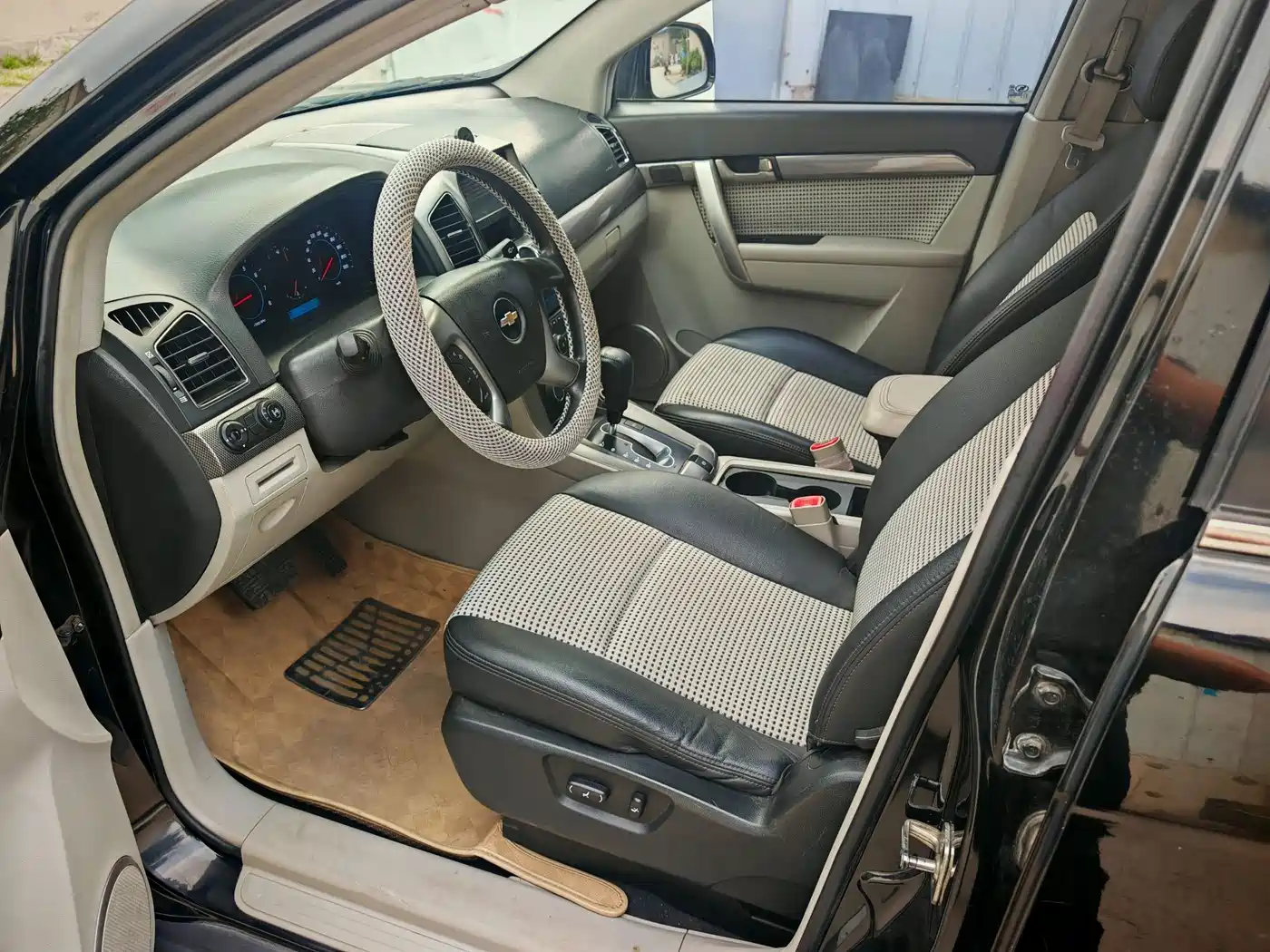Chevrolet Captiva 2012 2012 Model 2.4L 2WD Urban Edition 5-Seater