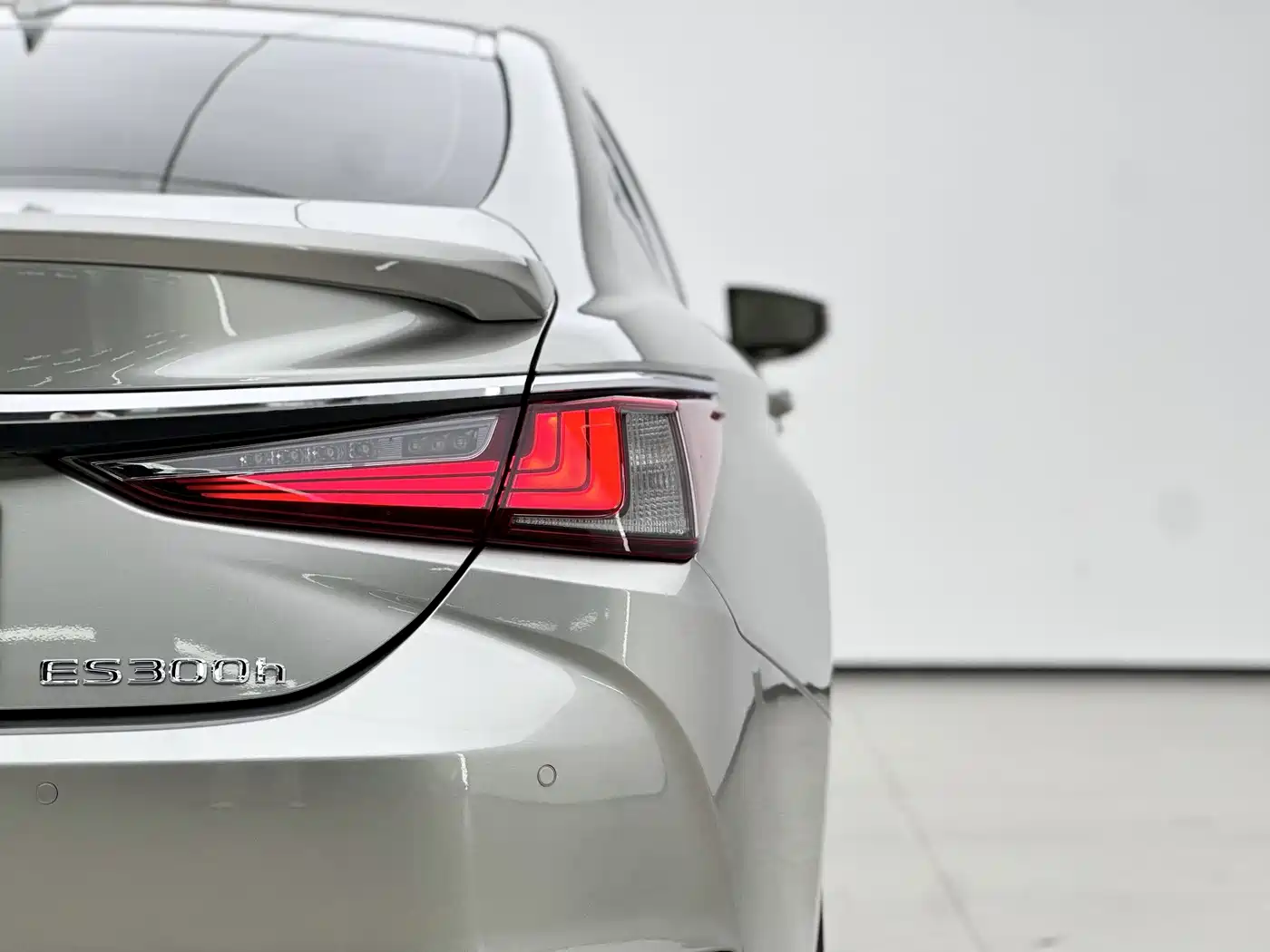 Lexus ES 2022 300h Excellence Edition фото 9