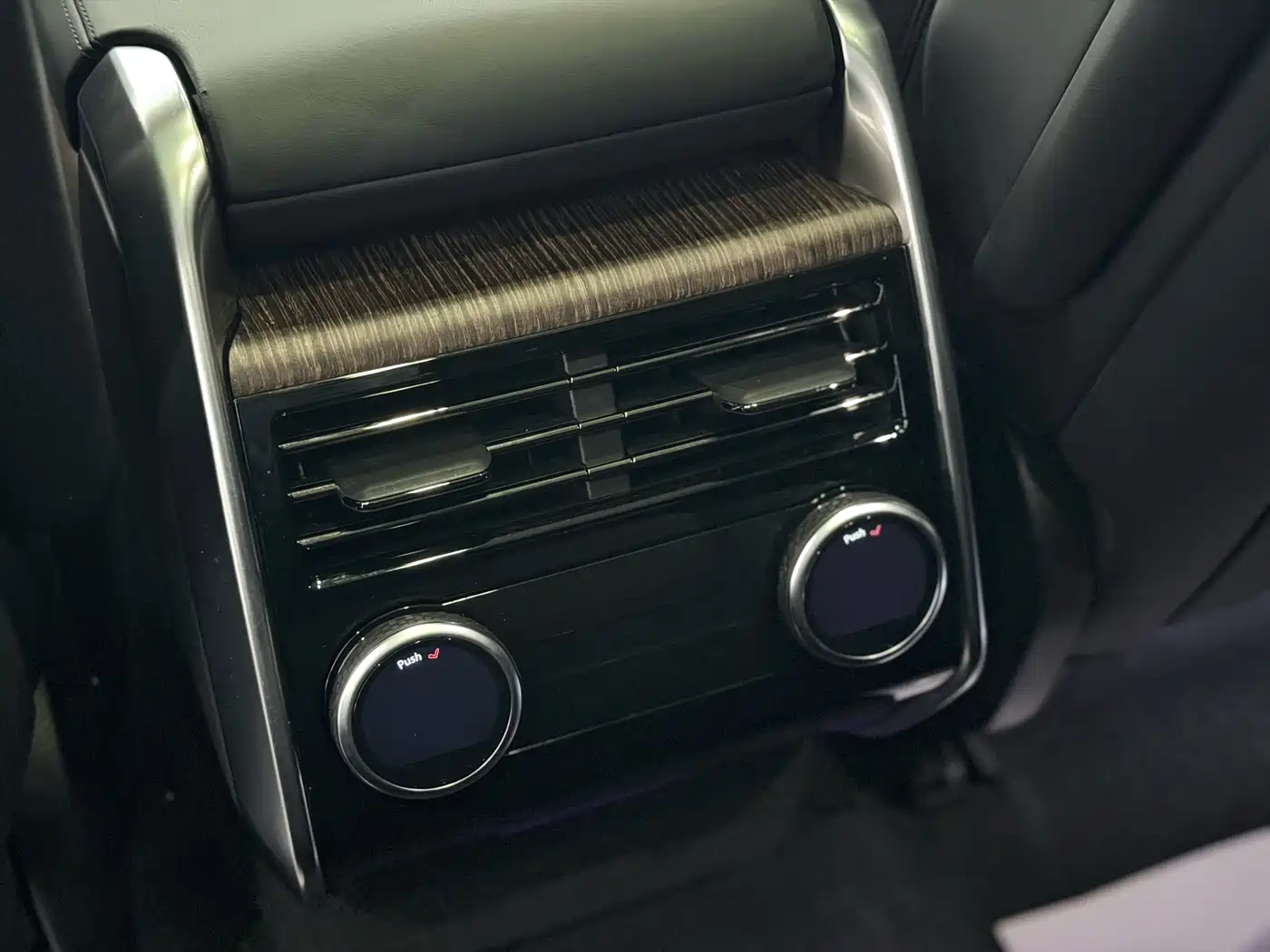 Land Rover Range Rover 2023 3.0 L6 360PS Golden Age Edition фото 19