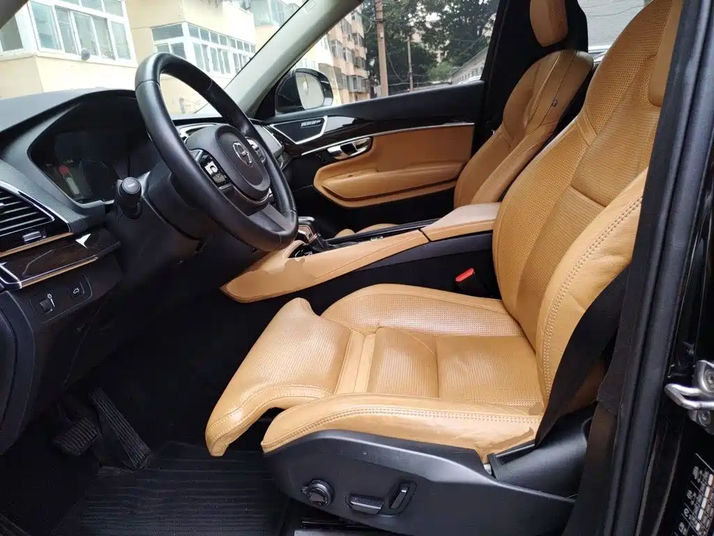 Фото 16 - Volvo XC90