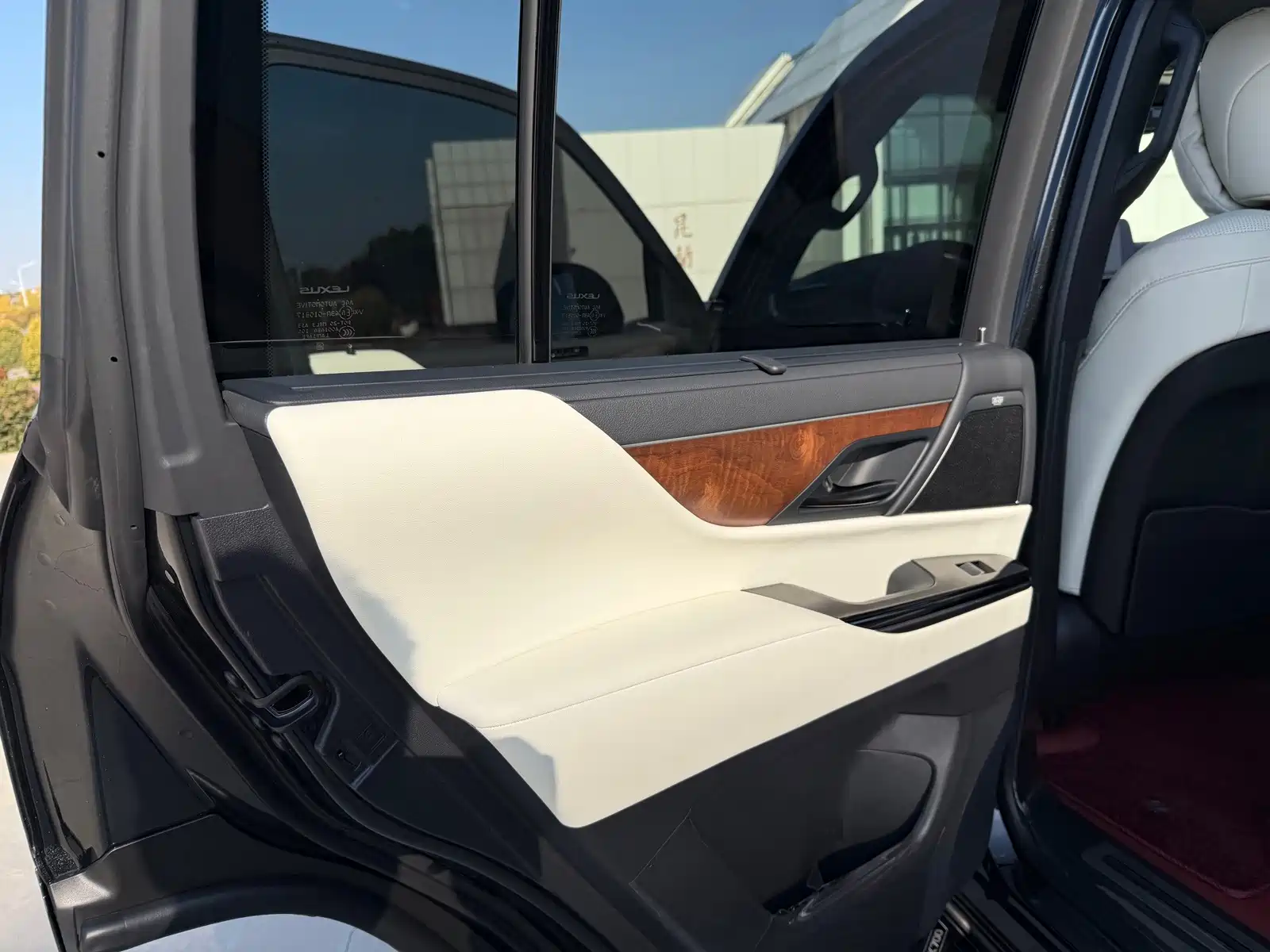 Фото 16 - Lexus LX