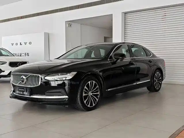 Volvo S90 2024 B5 Momentum Luxury Edition — фото 1