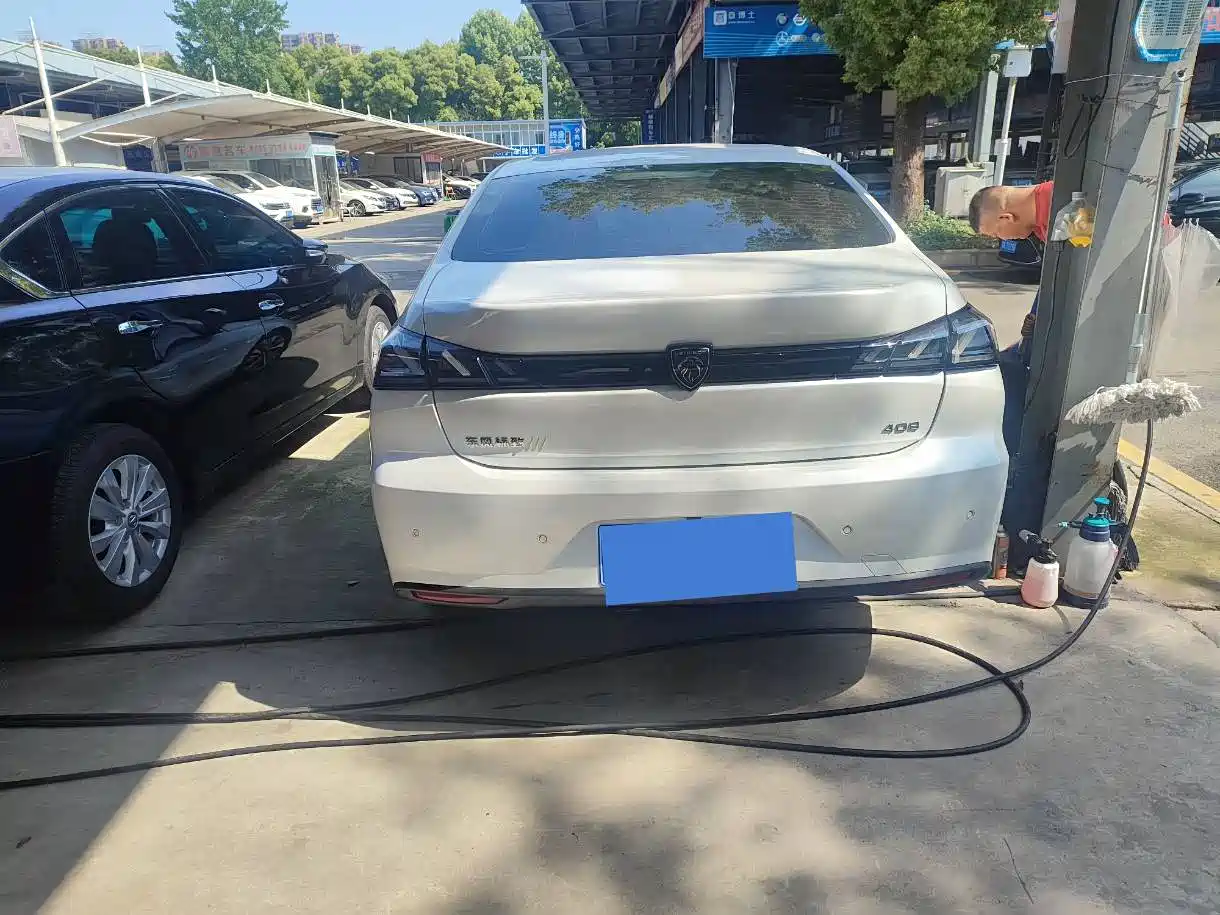 PEUGEOT 408