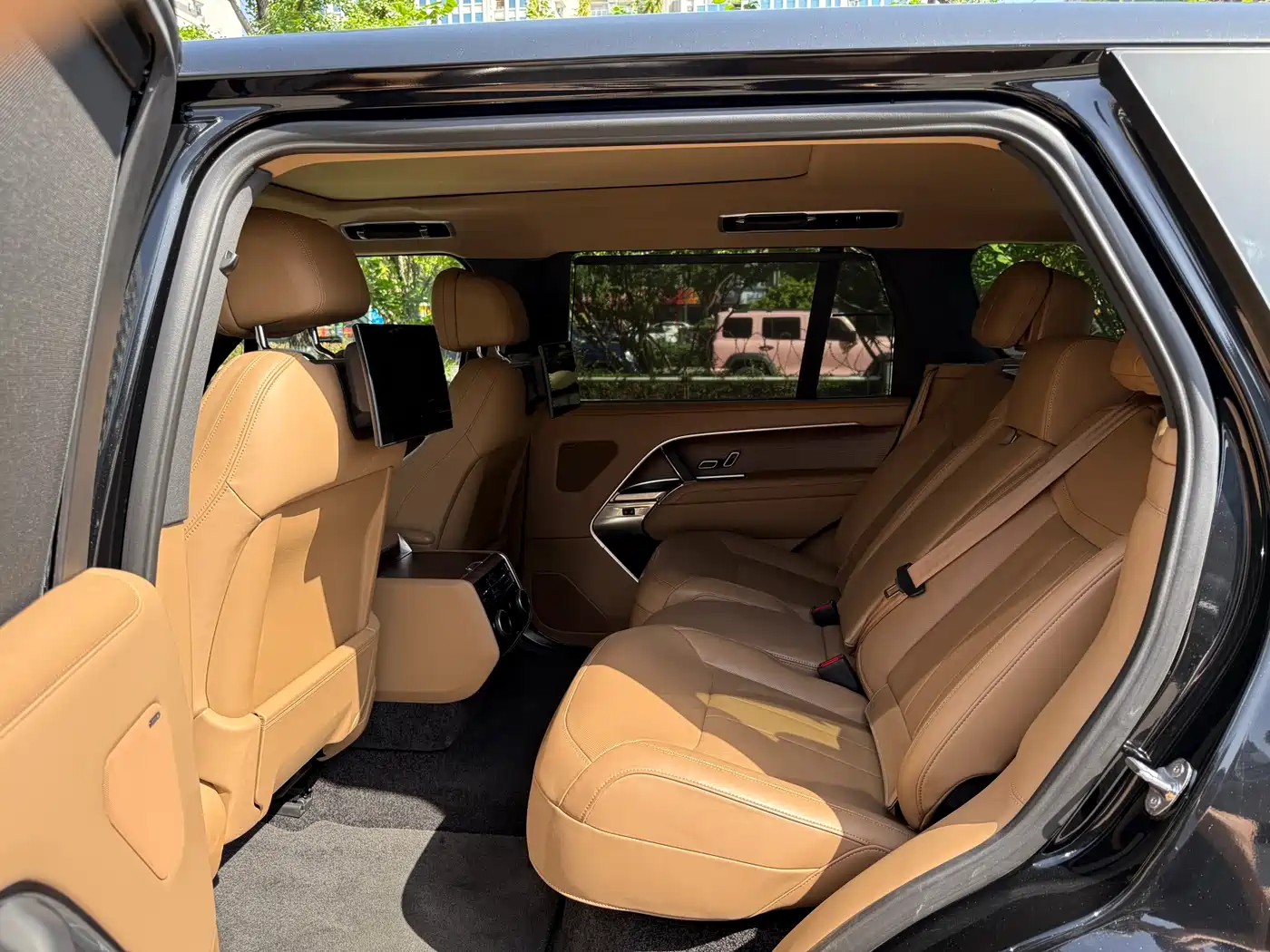 Land Rover Range Rover 2024 3.0 L6 400PS Genesis Extended фото 9