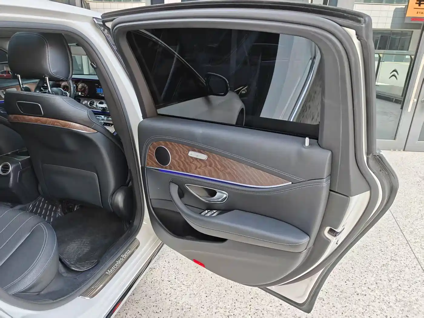 Mercedes-Benz E-Class 2019 E 300 L Fashion фото 23