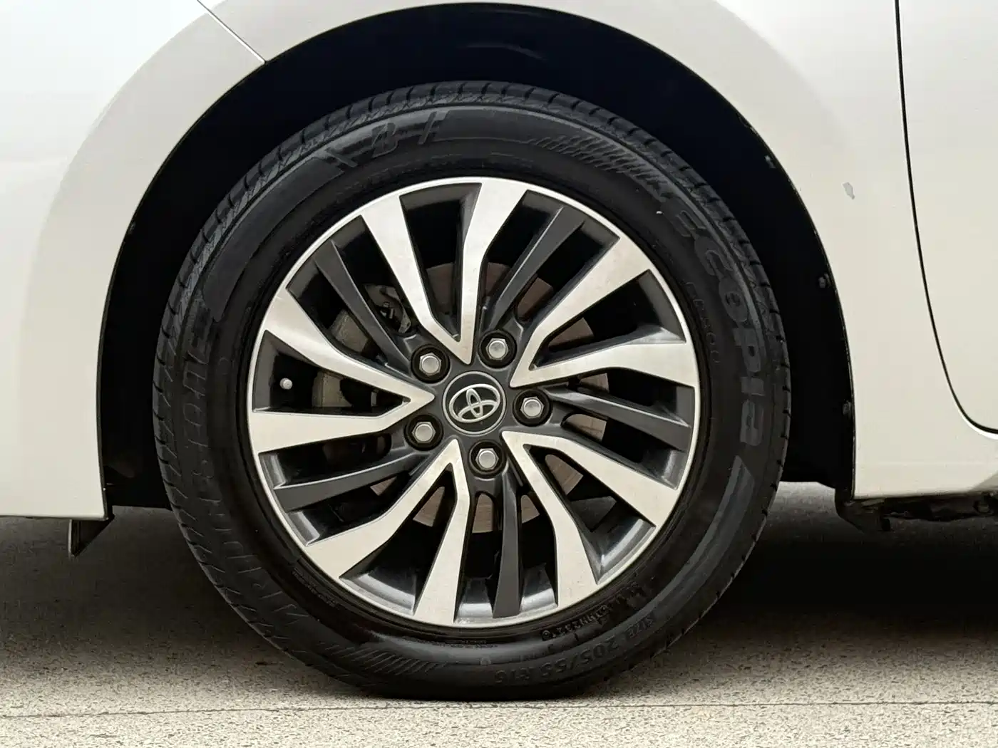 Toyota Corolla 2017 Facelift Hybrid 1.8L E-CVT Leading Edition фото 6