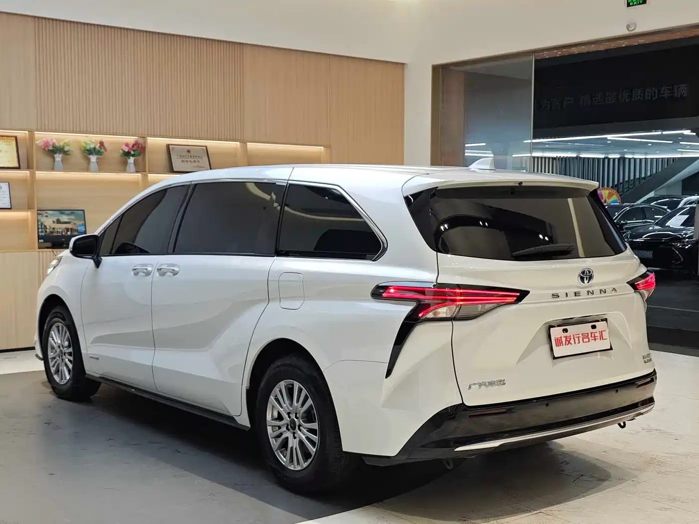 Toyota Sienna 2021 2.5L Hybrid Premium Edition фото 22