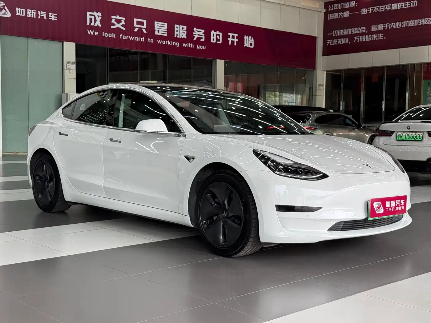 TESLA MODEL 3