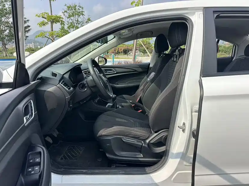 Фото 6 - Roewe i5