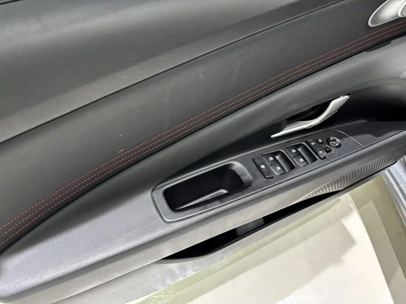Hyundai Elantra 2022 1.5L CVT 20th Anniversary Edition фото 16