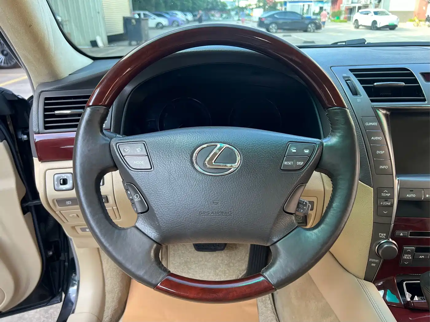 Фото 10 - Lexus LS