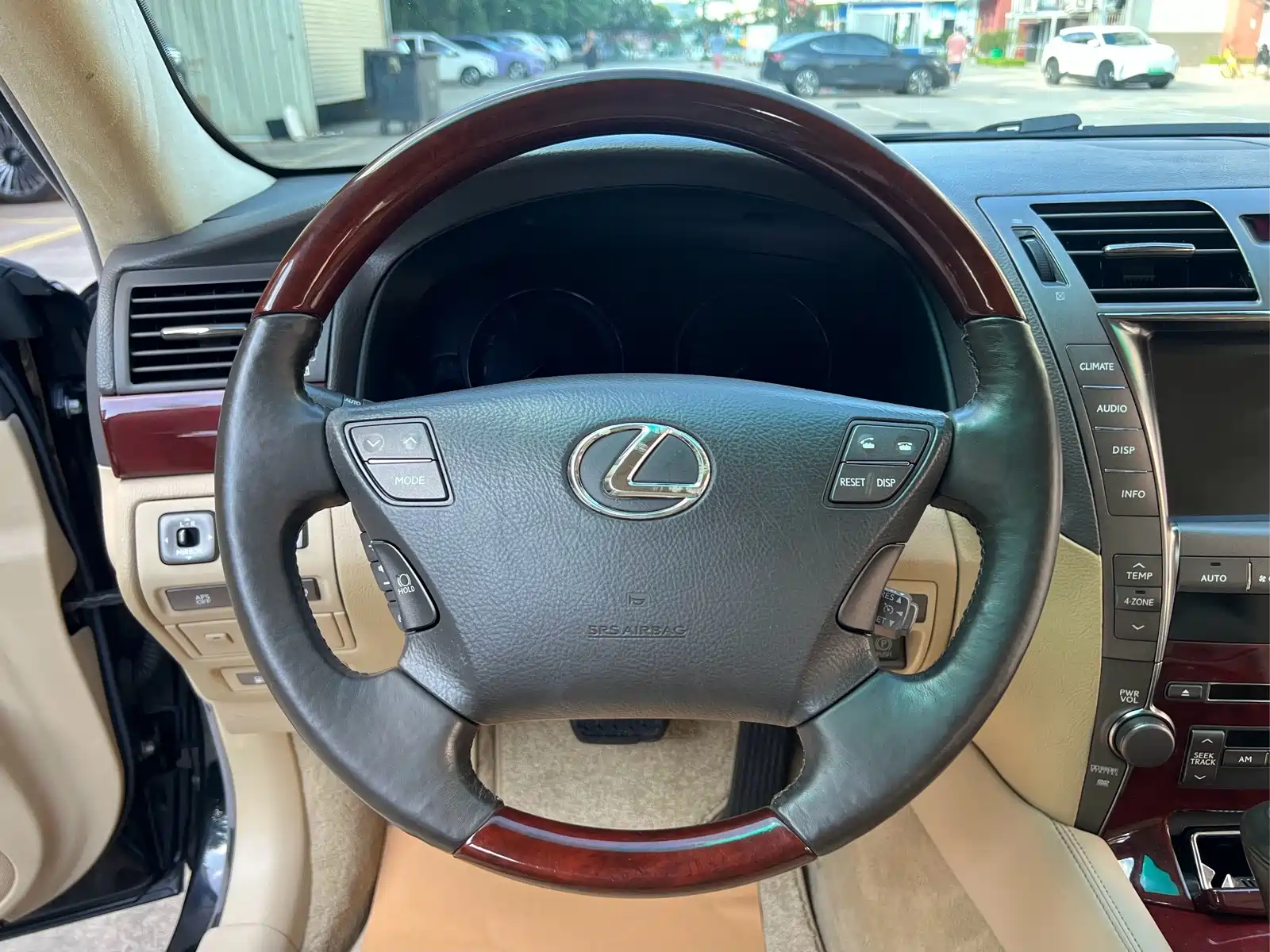 Фото 10 - Lexus LS